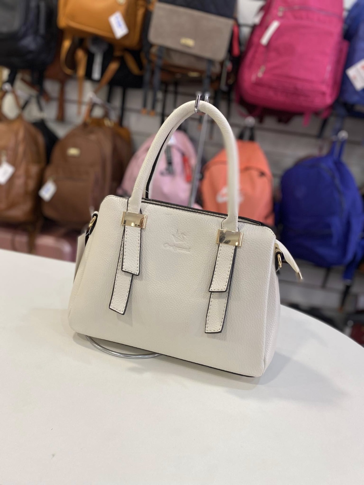 Bolsa média em couro