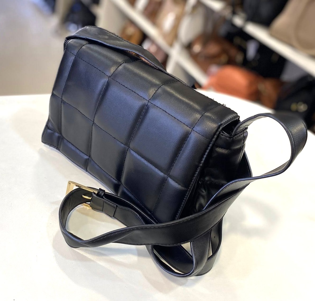 Bolsa transversál em couro ecologico a